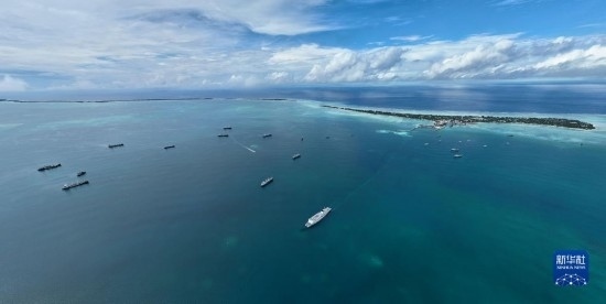 7月22日，中國海軍“和平方舟”號醫(yī)院船結束基里巴斯訪問，駛離塔拉瓦港。新華社發(fā)（桂江波 攝）