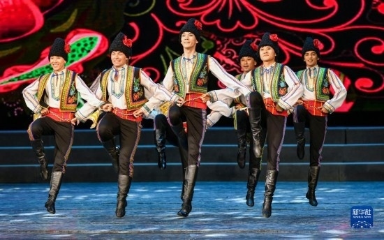 7月21日，哈薩克斯坦薩爾塔納國家舞蹈團(tuán)的演員在演出。