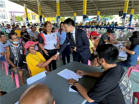 中方與菲方一道將中國援菲化肥分發(fā)至菲農(nóng)戶手中。中國駐菲律賓大使館供圖