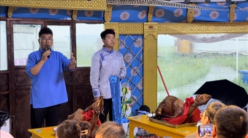 圖為草原蒙古包全羊宴。人民網(wǎng)記者 金洪花攝