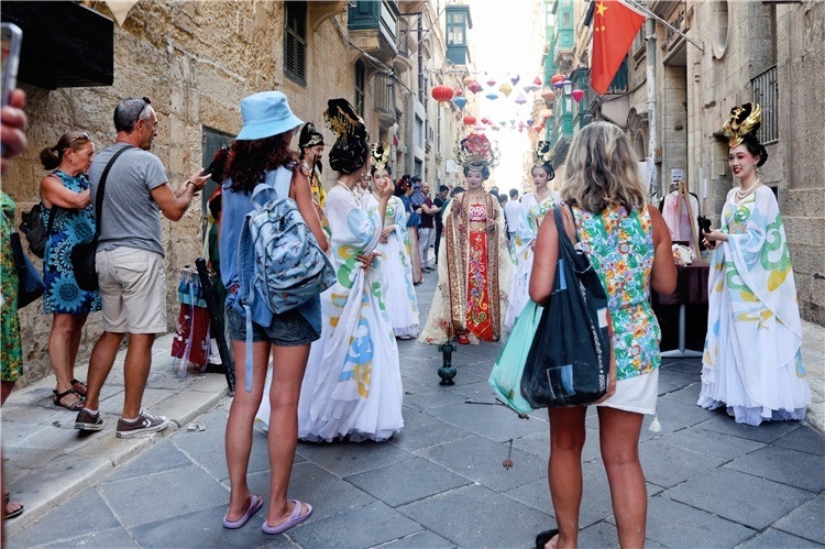 圖為花燈點亮儀式現(xiàn)場。 馬耳他中國文化中心供圖