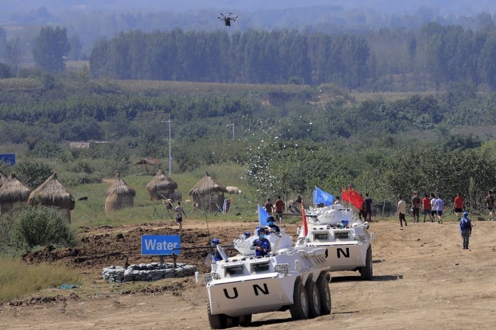 ↑2021年9月15日，在“共同命運-2021”國際維和實兵演習綜合演練中，維和分隊采用無人機拋撒傳單宣傳和平理念。新華社記者 劉芳 攝