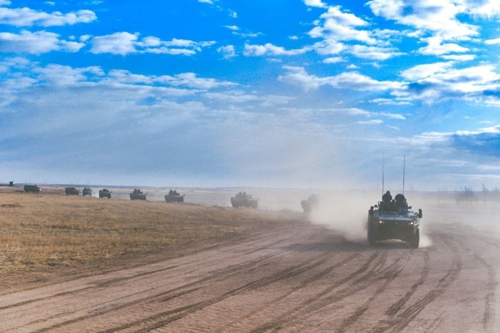 ↑陸軍第81集團軍某旅“松骨峰特功連”隨所在營進行長途機動（2022年4月12日攝）。新華社發(fā)（李乃超 攝）