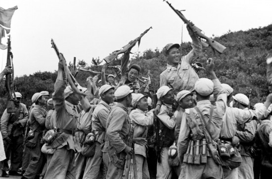  這是中國(guó)人民志愿軍和朝鮮人民軍一起歡慶戰(zhàn)斗勝利。新華社發(fā)（資料照片）