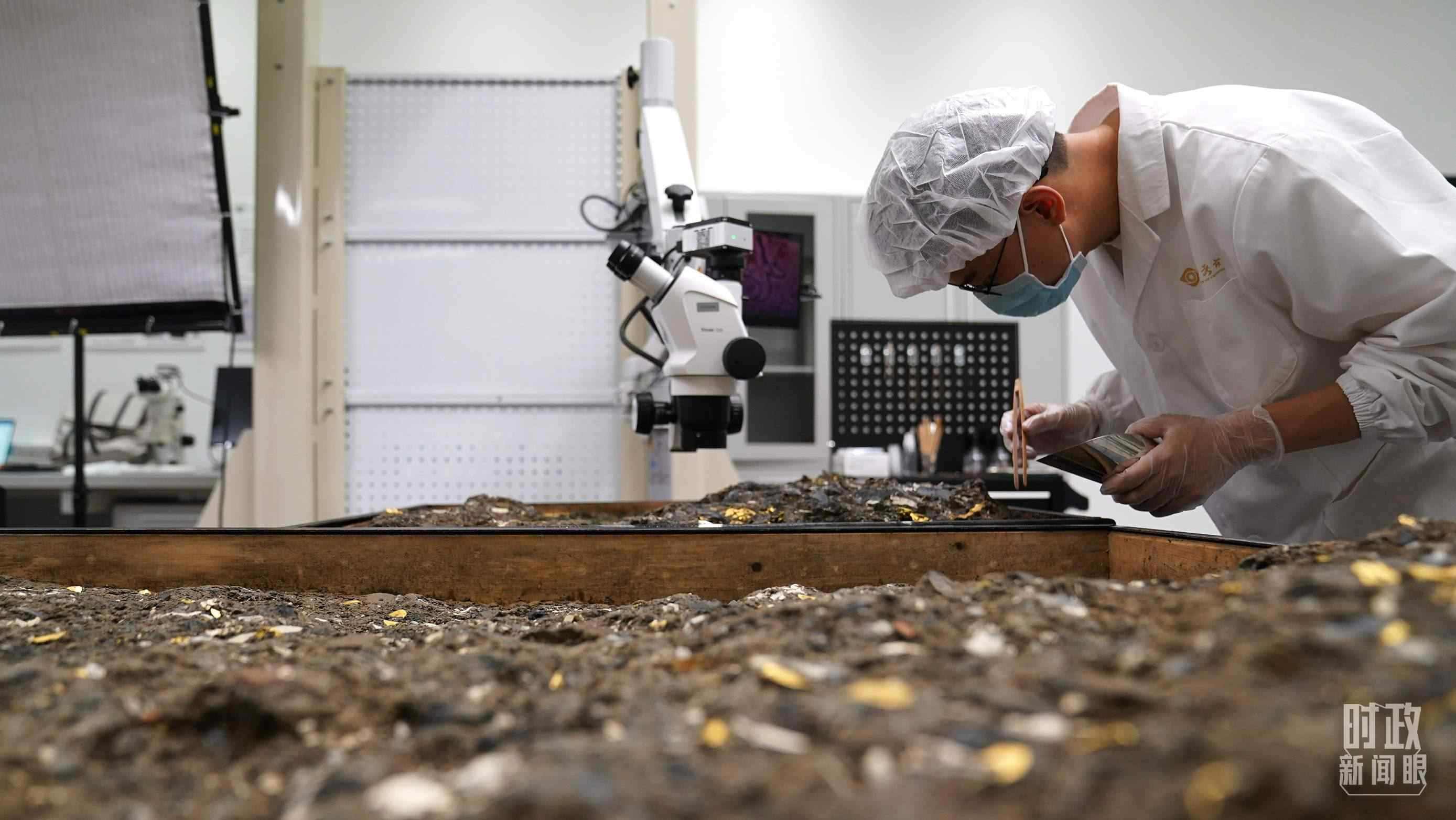 △工作中的三星堆文保人員。（總臺(tái)國(guó)廣記者李晉拍攝）