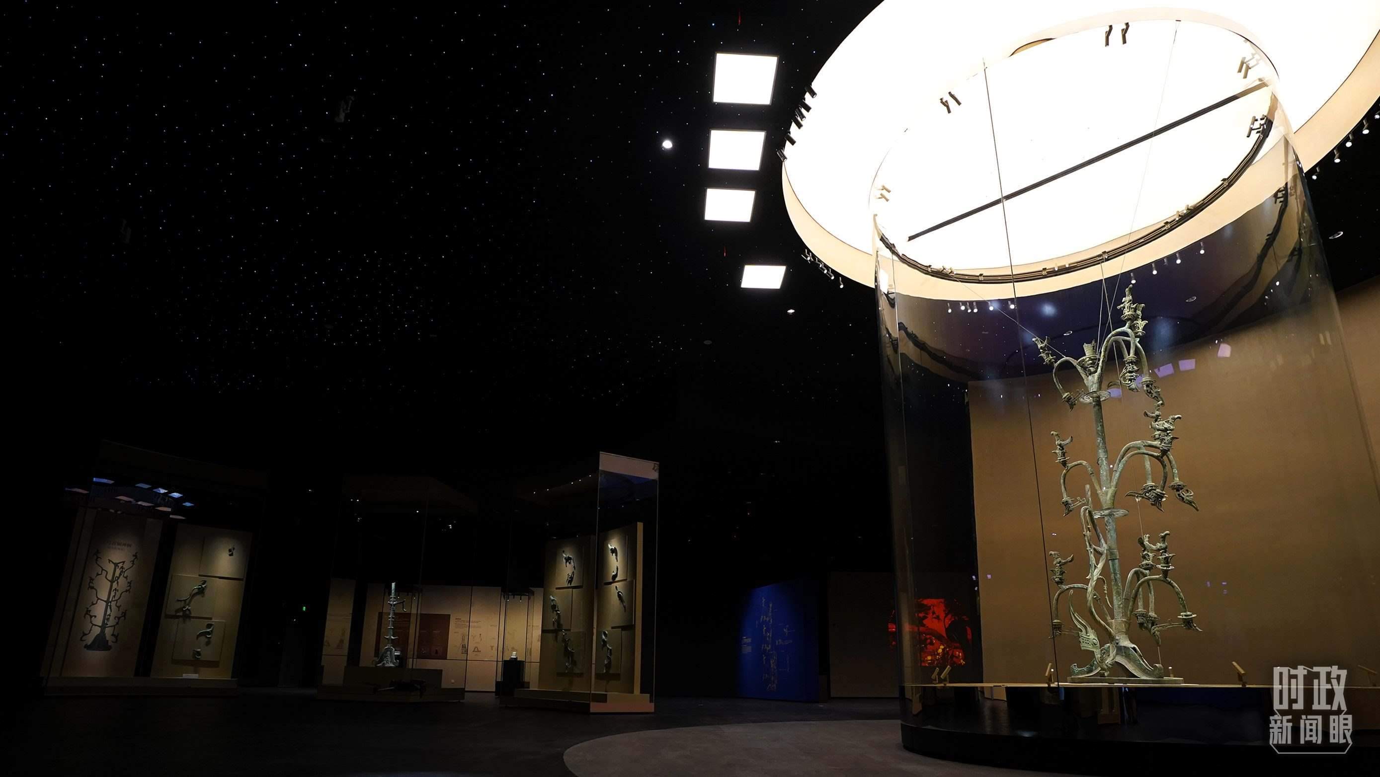 △三星堆出土的青銅神樹。（總臺(tái)國(guó)廣記者李晉拍攝）