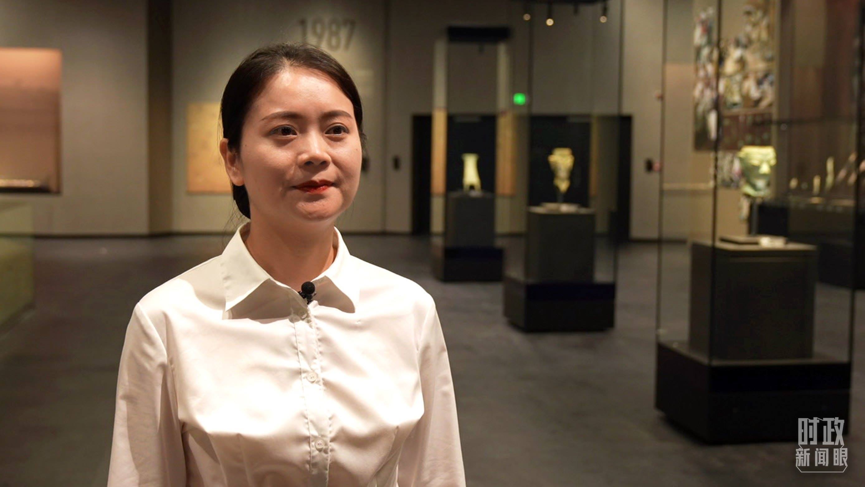 △當(dāng)天現(xiàn)場(chǎng)負(fù)責(zé)講解的三星堆博物館公眾服務(wù)部程靜。（總臺(tái)央廣記者馬喆拍攝）