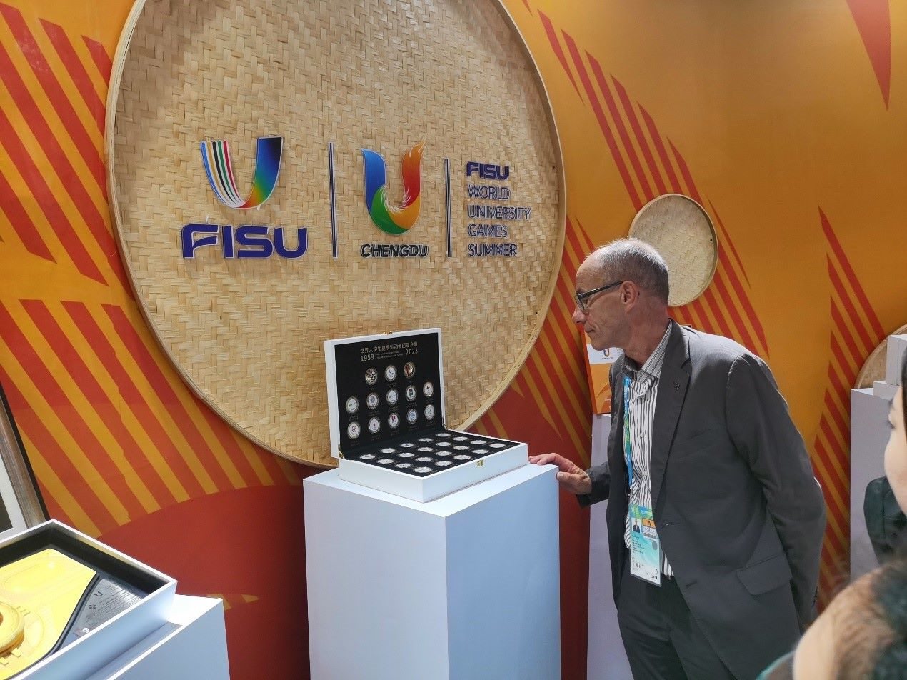 國(guó)際大體聯(lián)代理主席雷諾·艾德參觀大運(yùn)會(huì)特許商品。 人民網(wǎng)記者 楊磊攝