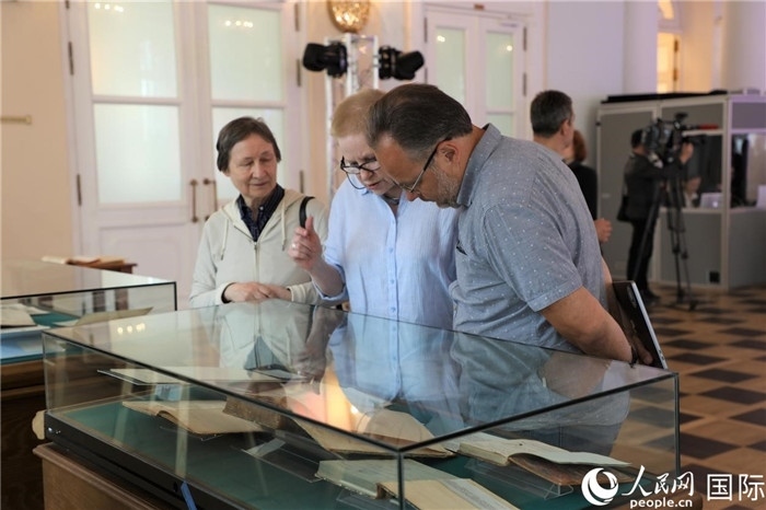 中俄圖書館論壇嘉賓共同參觀由俄羅斯國立列寧圖書館舉辦的館藏中國古籍善本圖書展。人民網(wǎng)記者 隋鑫攝