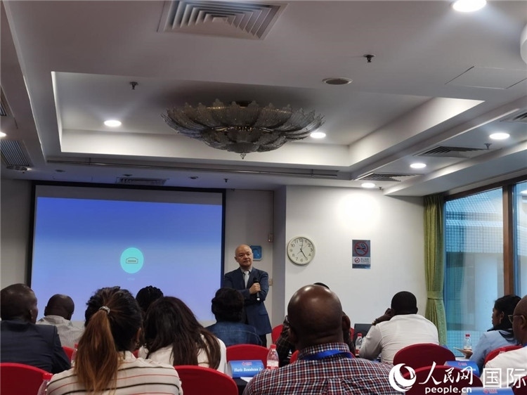 王鯤與研修班學(xué)員互動(dòng)交流。 人民網(wǎng) 孫鴻宇攝