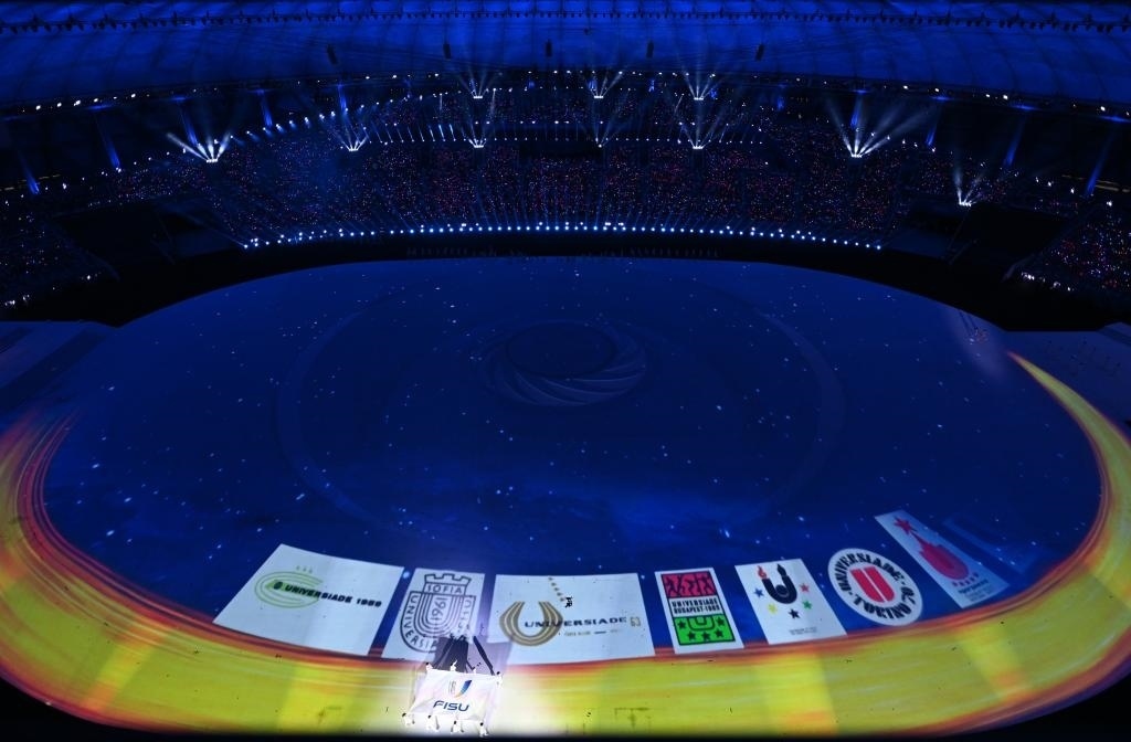 7月28日，國(guó)際大學(xué)生體育聯(lián)合會(huì)會(huì)旗在開(kāi)幕式上入場(chǎng)。新華社記者劉磊攝