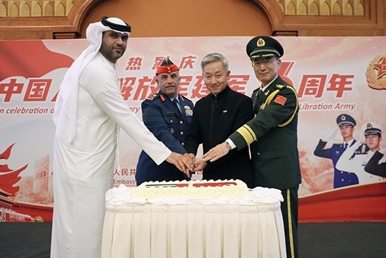 圖為招待會上中阿嘉賓合影。中國駐阿聯(lián)酋大使館供圖