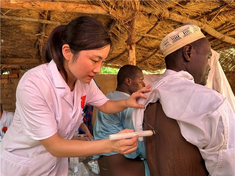 圖為吉安市中心人民醫(yī)院中醫(yī)科副主任醫(yī)師王李妮為患者進(jìn)行針灸治療。中國(guó)駐乍得醫(yī)療隊(duì)提供