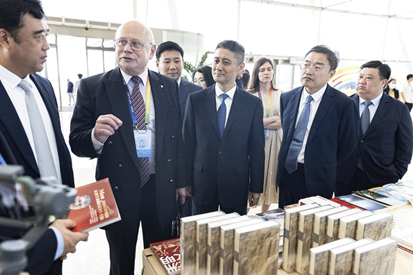 與會(huì)嘉賓參觀(guān)主題書(shū)展。人民畫(huà)報(bào)社供圖