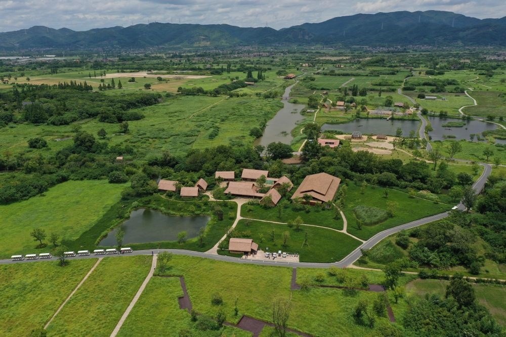 這是在浙江省杭州市余杭區(qū)拍攝的良渚古城遺址公園（2022年7月6日攝，無(wú)人機(jī)照片）。新華社記者 黃宗治 攝