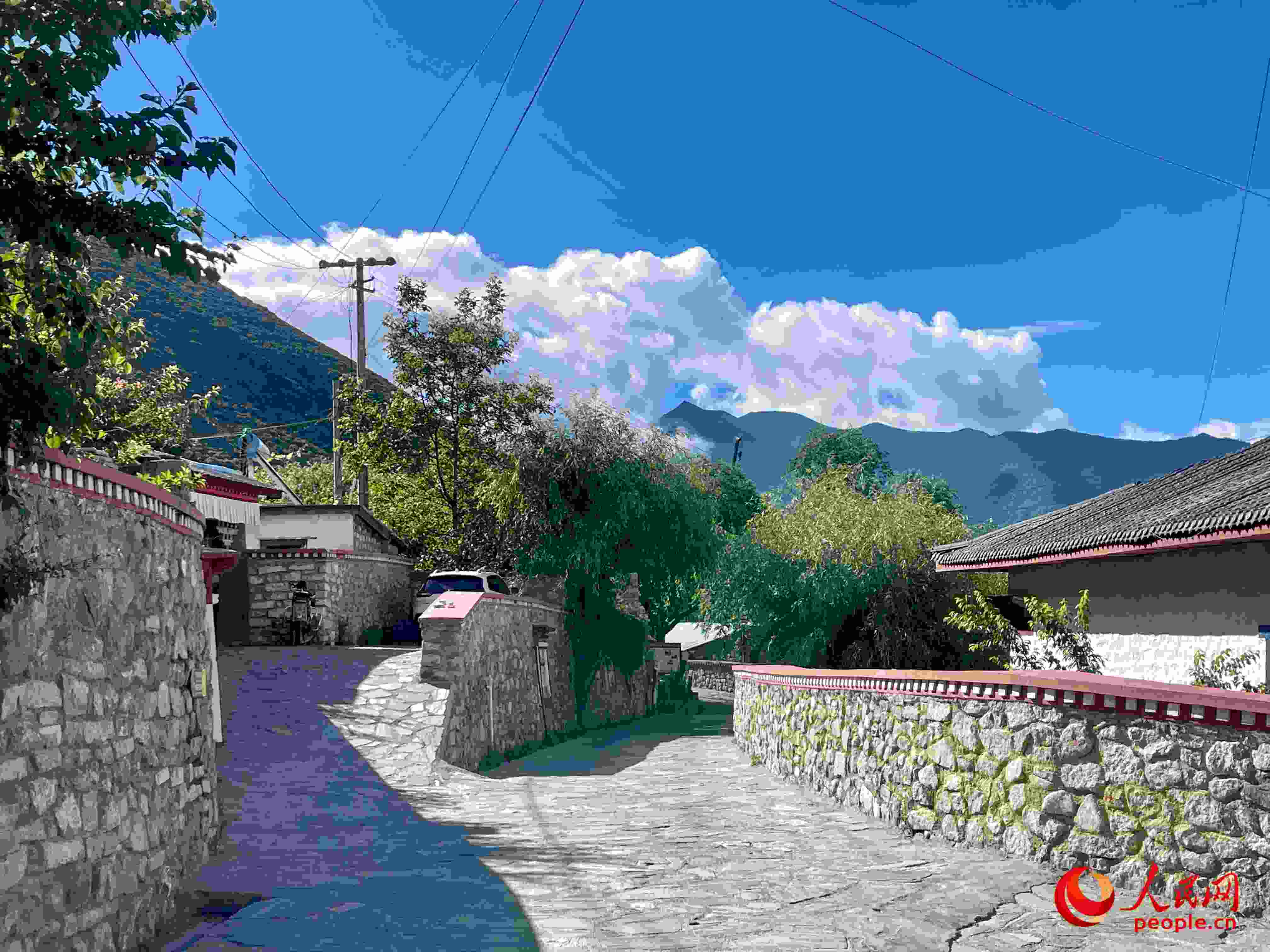 嘎拉村的村貌。人民網(wǎng) 周靜圓攝