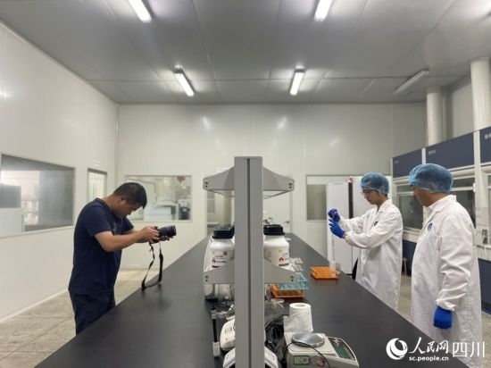 記者在位于成都市大邑縣的海光食品有限公司進(jìn)行采訪。人民網(wǎng)記者 何旭攝