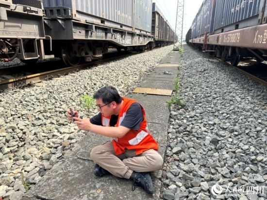 記者在成都北編組站編組場拍攝。人民網(wǎng)記者 王紹紹攝