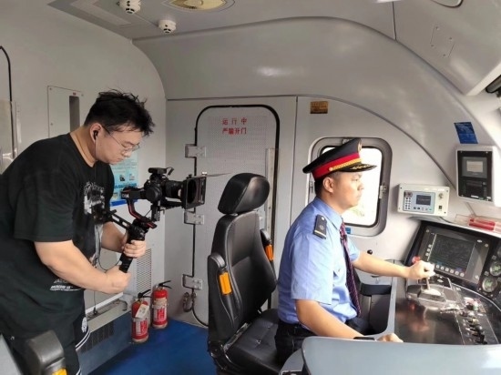 記者采訪中歐班列（成都）首發(fā)司機(jī)仲俊斕。成都機(jī)務(wù)段供圖