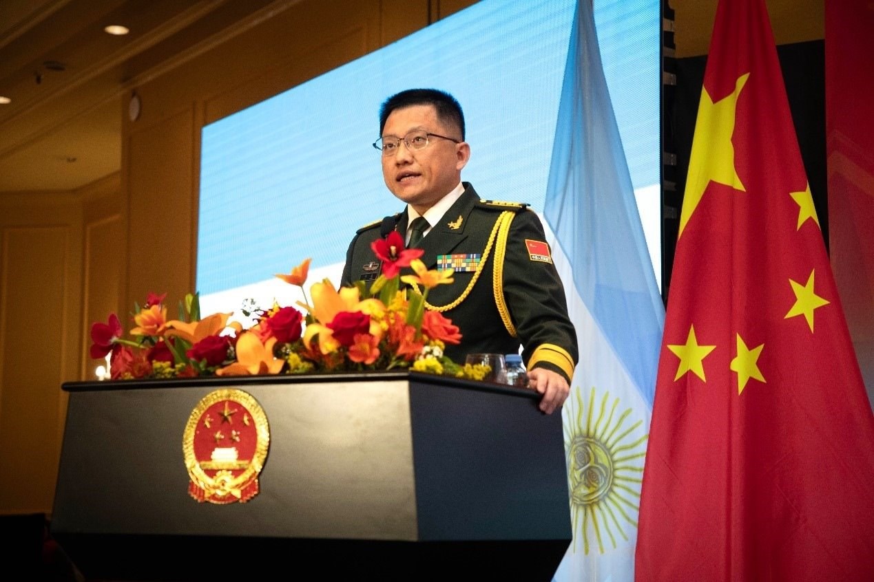 中國駐阿根廷大使館武官劉淼大校致辭。中國駐阿根廷大使館供圖