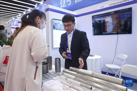 4月8日，參展商在2023中國中小企業(yè)發(fā)展大會(huì)“專精特新”中小企業(yè)展覽會(huì)上向觀眾介紹產(chǎn)品。新華社記者 龍雷 攝