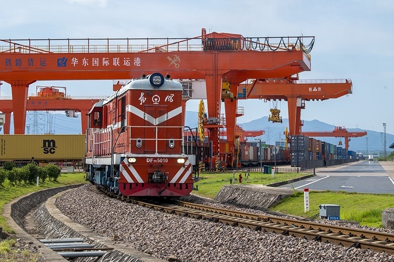 △2023年7月25日，在浙江省金華市華東國際聯(lián)運港，一輛“義新歐”中歐班列裝載著110個標箱日用百貨、家用電器、家裝材料等貨物，啟程駛向哈薩克斯坦。