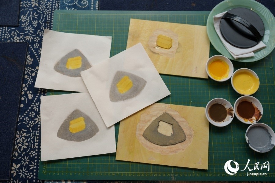 圖為丁未堂創(chuàng)作的木版畫及木版。人民網(wǎng)記者 張若涵攝