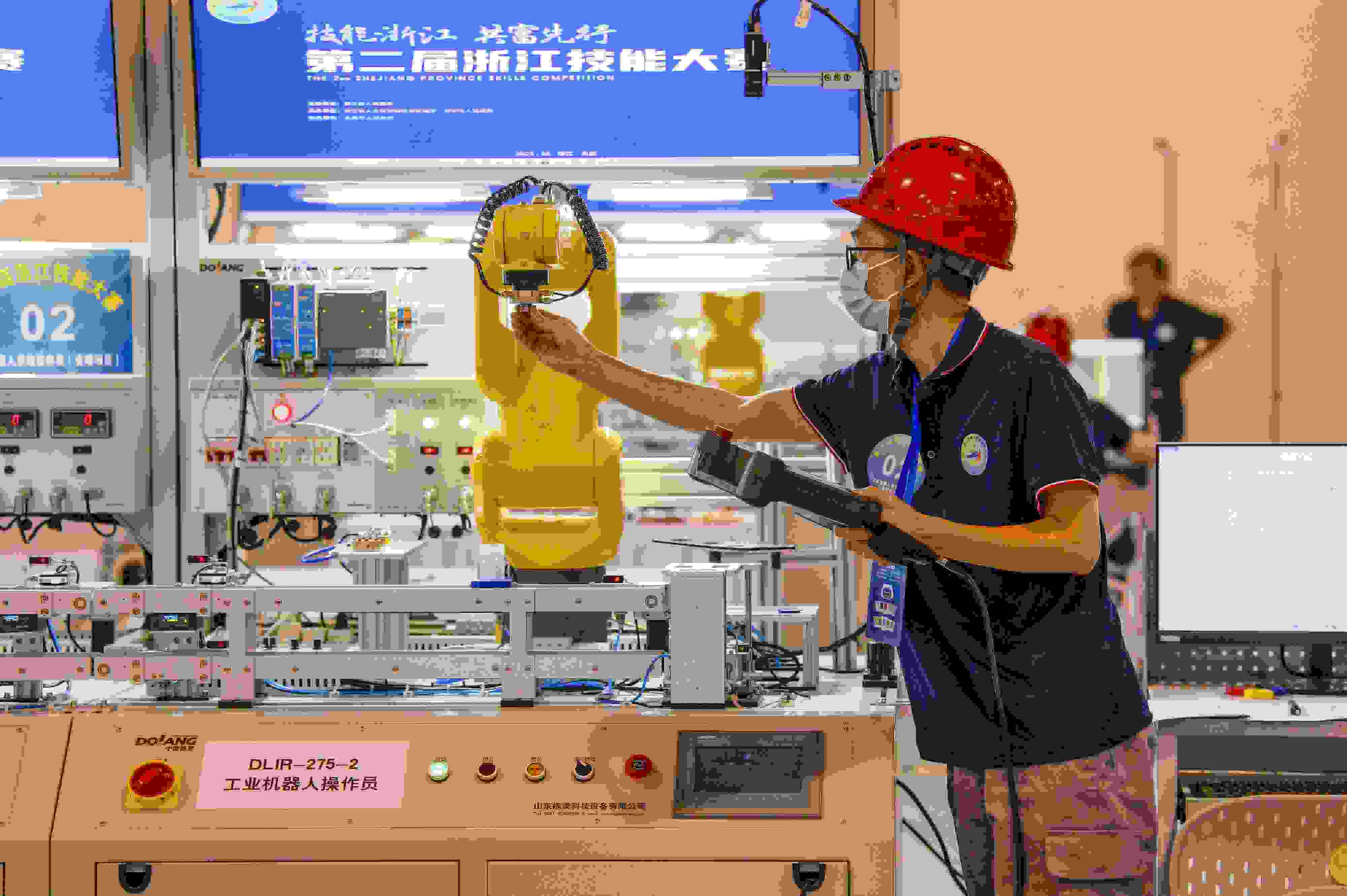 2023年6月19日，第二屆浙江技能大賽在永康市國際會(huì)展中心舉行。參賽選手在進(jìn)行工業(yè)機(jī)器人系統(tǒng)操作員項(xiàng)目比賽。