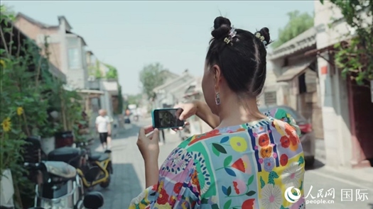 柳芭在胡同里采風(fēng)。人民網(wǎng) 張若涵攝