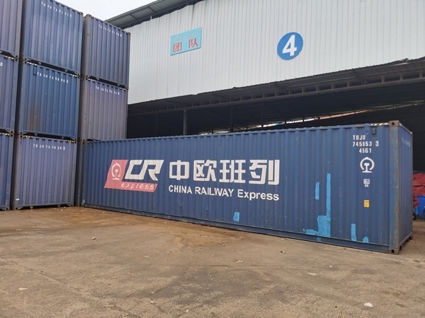 即將以“中老鐵路+中歐班列”模式過境運輸?shù)募b箱。朱益孝攝