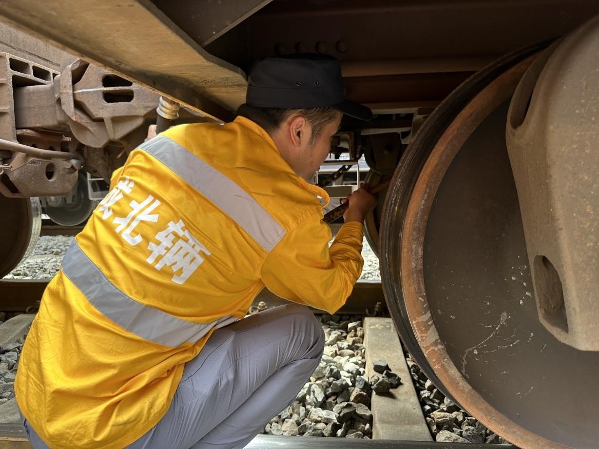 劉偉在進行列車檢查工作。人民網(wǎng) 王紹紹攝