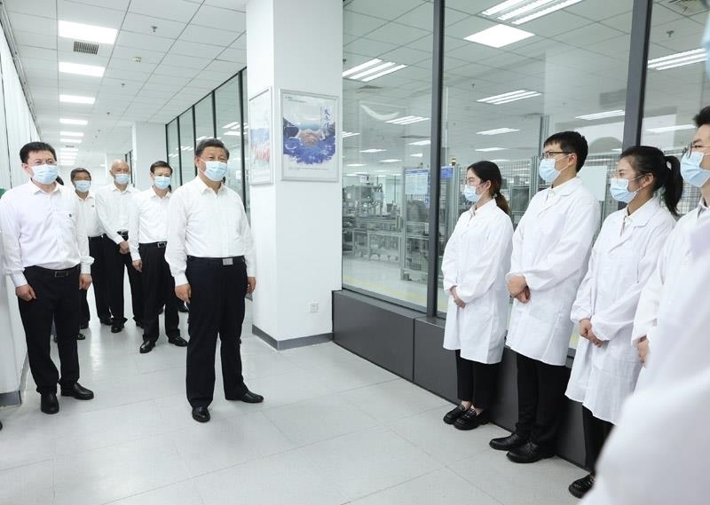 2023年7月6日，習(xí)近平總書記在江蘇南京市考察南瑞集團有限公司，同年輕研發(fā)人員親切交流。