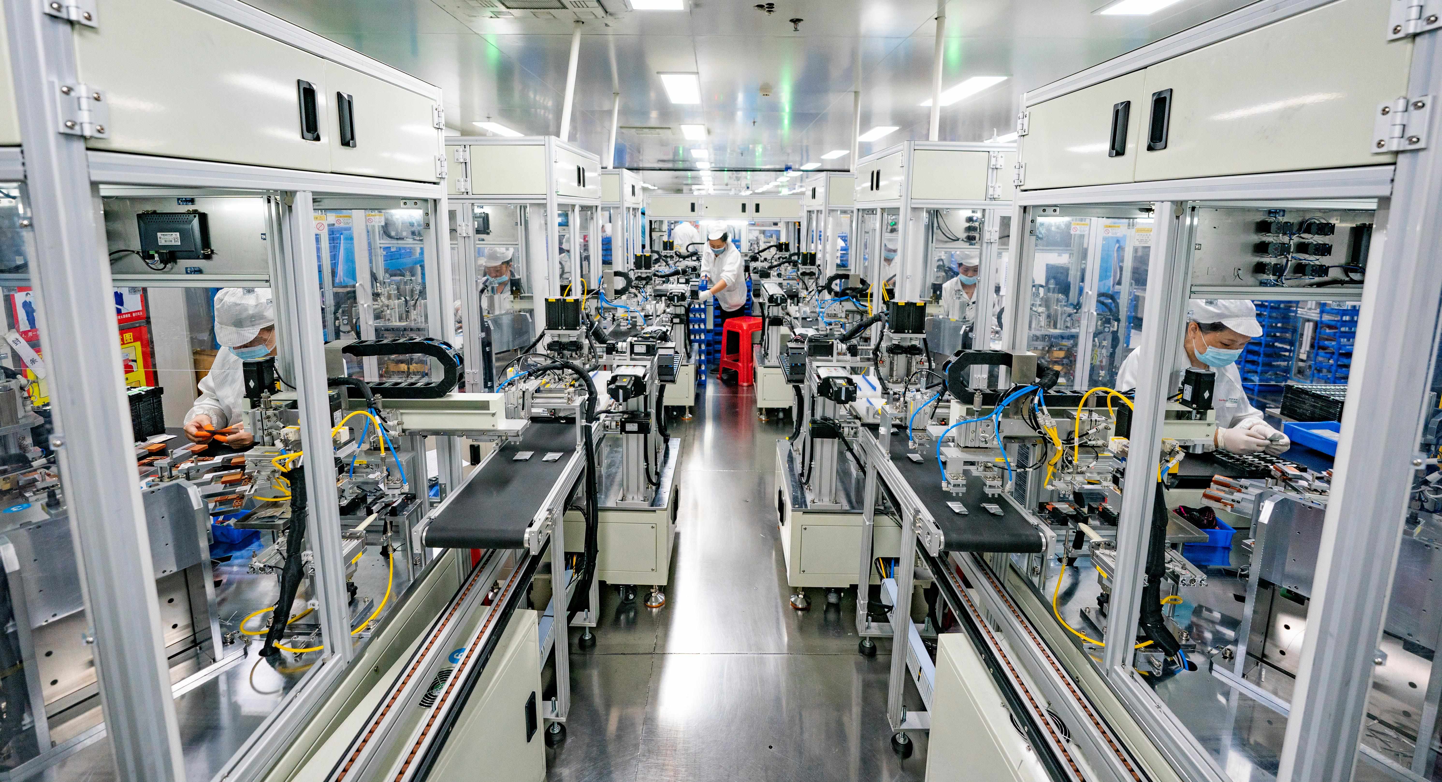 2023年5月17日，江西新余一家電子公司生產(chǎn)車間內(nèi)，技術(shù)工人在鋰電池生產(chǎn)線忙于趕制訂單產(chǎn)品。