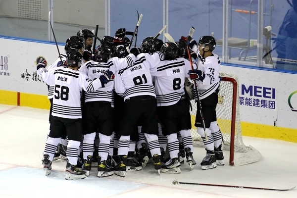 內(nèi)蒙古隊(duì)球員慶祝比賽勝利。人民網(wǎng)記者 胡雪蓉?cái)z