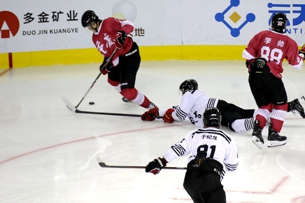 重慶隊(duì)球員與內(nèi)蒙古球員拼搶。人民網(wǎng)記者 胡雪蓉?cái)z