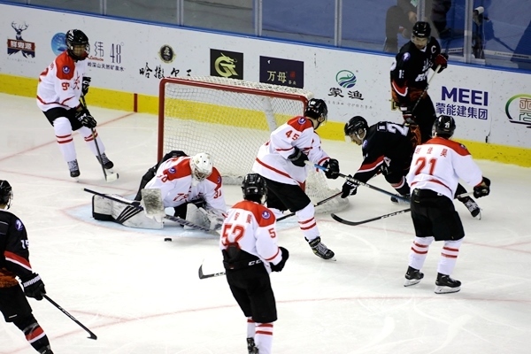 門(mén)前混戰(zhàn)。人民網(wǎng)記者 胡雪蓉?cái)z