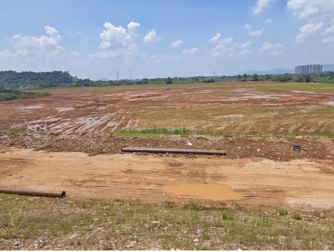 污染控制工程區(qū)域土地已被平整。 人民網(wǎng)記者 黃鈺攝