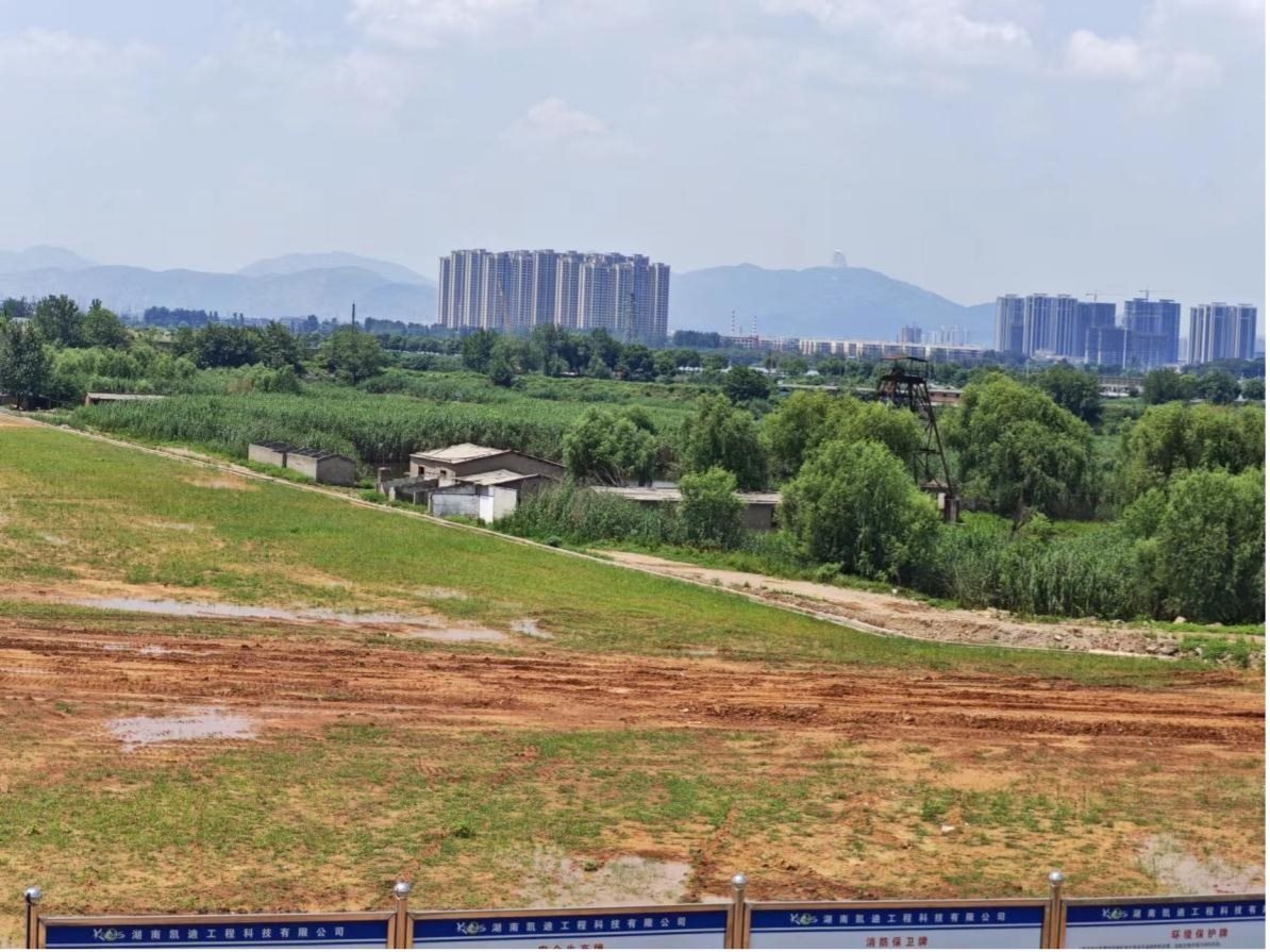 完全淹沒區(qū)（左）和部分淹沒區(qū)（右）分界。 人民網(wǎng)記者 黃鈺攝