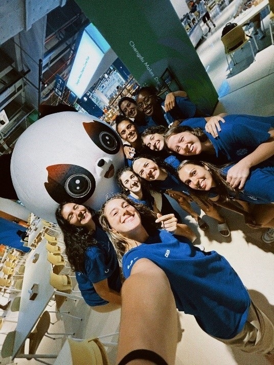 葡萄牙女籃隊(duì)員在成都大運(yùn)村自拍。 受訪者供圖