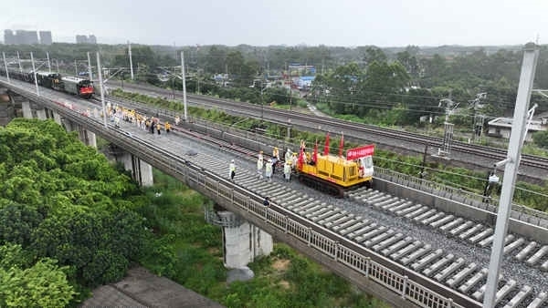防東鐵路鋪軌現(xiàn)場航拍。