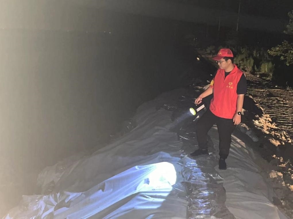 太平鎮(zhèn)干部晚上巡查南小埝。（采訪對象供圖）