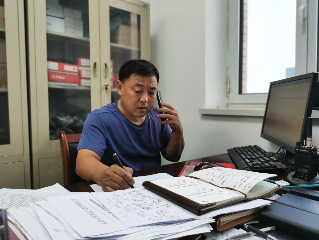 曾田榮正在辦公室內(nèi)工作。新華社記者 孫凡越 攝