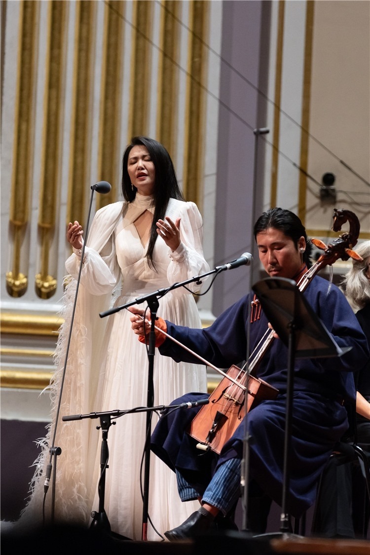 圖片說明： 8月5日，2023愛丁堡國際藝術(shù)節(jié)開幕式音樂會《慈悲頌》的演出現(xiàn)場。藝術(shù)節(jié)組委會供圖