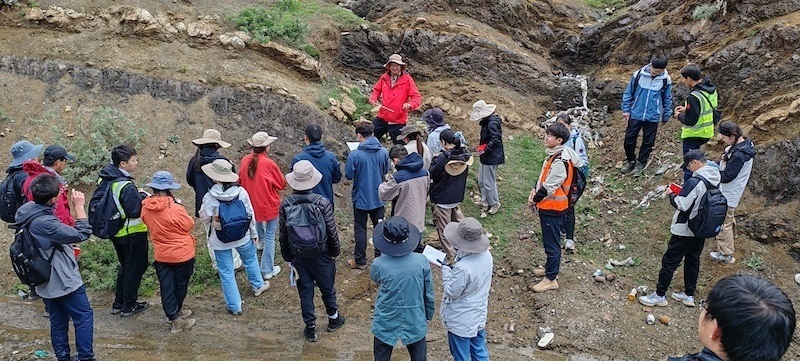 聯(lián)合實習(xí)隊在觀察日喀則弧前盆地 中國地質(zhì)大學(xué)（北京）供圖