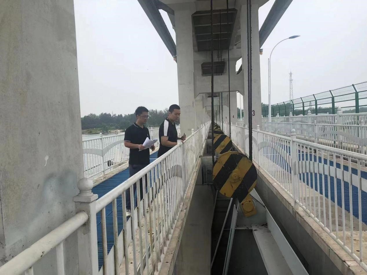 海委海河下游管理局獨流減河進洪閘管理處工作人員檢查水閘閘門啟閉機。受訪者供圖