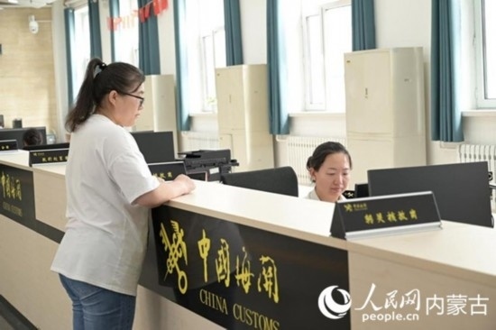 代理報(bào)關(guān)企業(yè)正在滿洲里車站海關(guān)綜合服務(wù)大廳辦理業(yè)務(wù)。人民網(wǎng) 寇雅楠攝