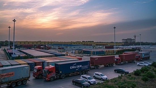 石家莊國際陸港內(nèi)整裝待發(fā)的集裝箱。 石家莊國際陸港供圖