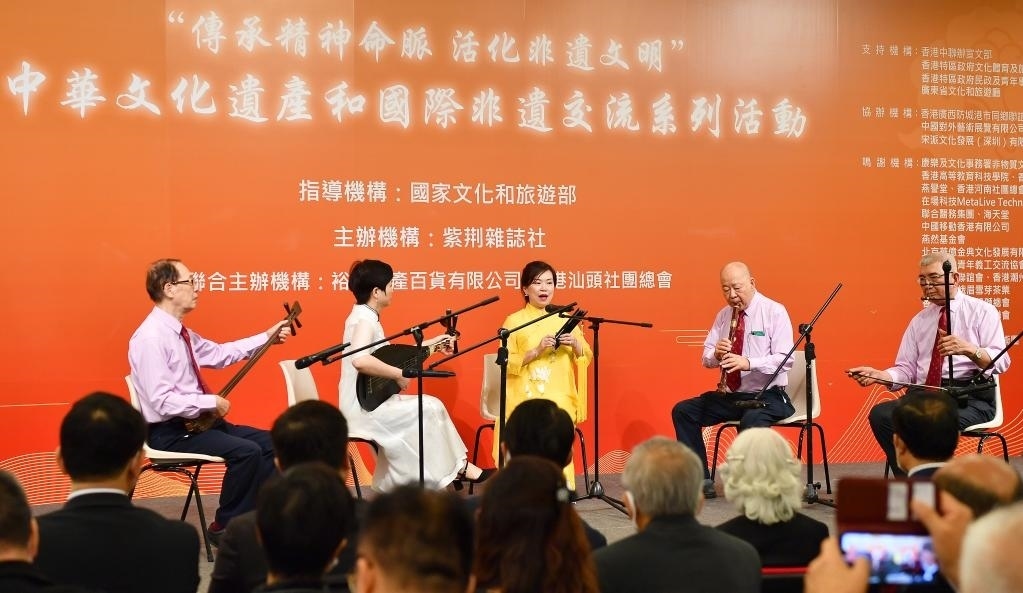 2022年11月23日，演員在“傳承精神命脈 活化非遺文明”中華文化遺產(chǎn)和國(guó)際非遺交流系列活動(dòng)開(kāi)幕式上表演非遺項(xiàng)目南音《滿空飛》。新華社記者 陳鐸 攝