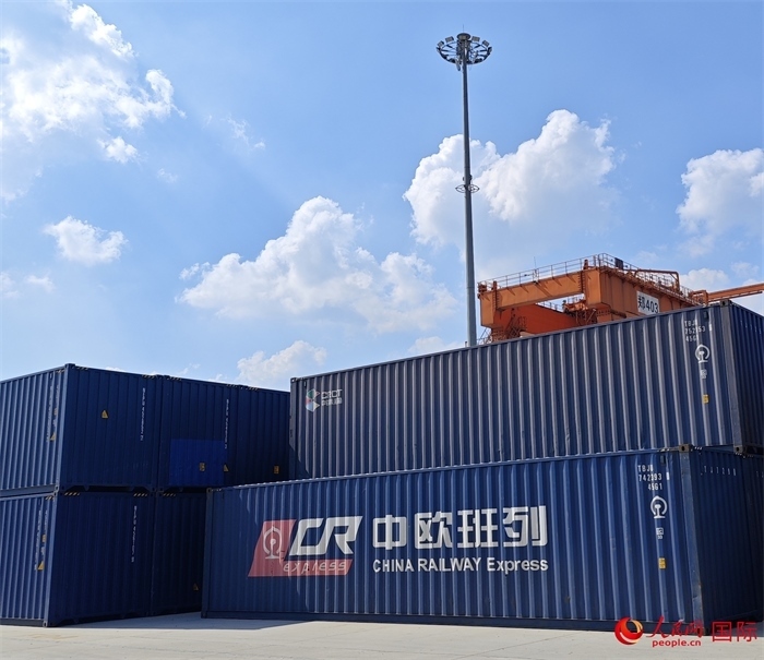 8月3日，中歐班列（中豫號）集裝箱在鄭州車站海關(guān)等候查驗(yàn)。人民網(wǎng) 崔譯戈攝