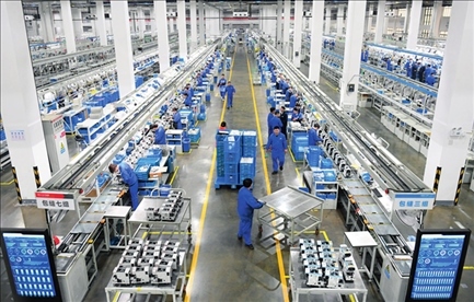 在位于浙江省臺(tái)州市的杰克科技股份有限公司，工作人員在裝配車間裝配縫紉機(jī)（2023年3月23日攝）。翁忻旸攝/本刊